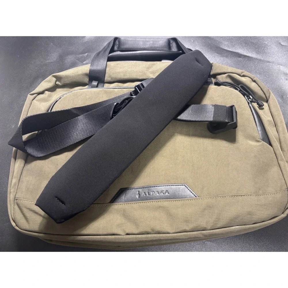 Alpaka Bravo Brief Green Axoflux 400D Laptop Bag Messenger AA010820524 NEW‎